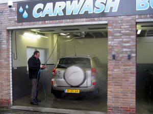 Uw auto ziet er na het wassen weer stralend uit!